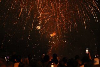 Le feu d'artifice a été tiré depuis deux bateaux situés en amont et en aval du pont du milieu. Le spectacle a duré 16 minutes. Keystone-SDA/Steve Last